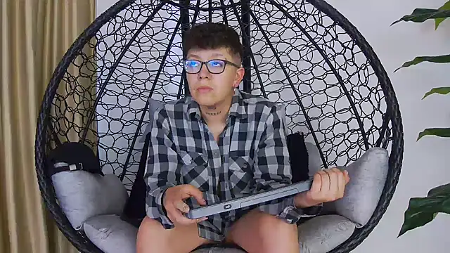 Snapshot of alex_noa chatting on 13, 11, 2025 alex noa online show from 13, 11, 2025