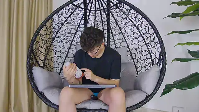 Snapshot of alex_noa chatting on 19, 11, 2025 alex noa online show from 19, 11, 2025