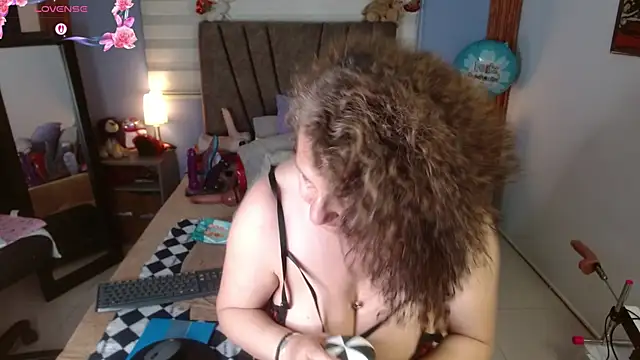 Snapshot of Nadia_84 chatting on 9, 6, 2026 Nadia 84 online show from 9, 6, 2026