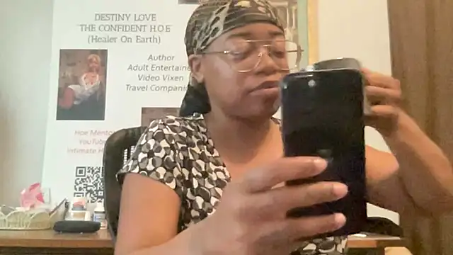 Snapshot of MommyConfident chatting on 7, 6, 2026 MommyConfident online show from 7, 6, 2026