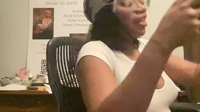 Snapshot of MommyConfident chatting on 10, 6, 2026 MommyConfident online show from 10, 6, 2026