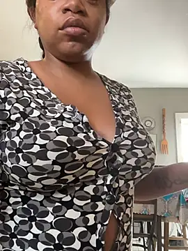 Snapshot of MommyConfident chatting on 15, 7, 2026 MommyConfident online show from 15, 7, 2026