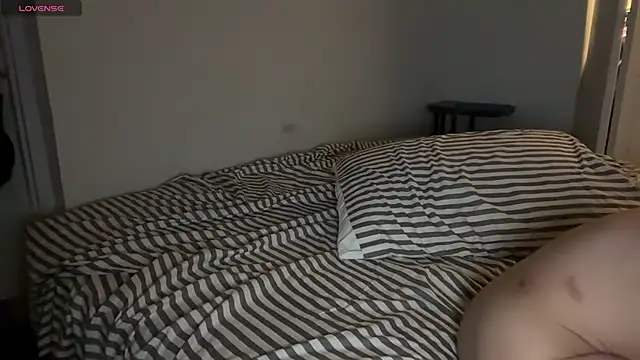 pantslesstraveler plt online show from 12, 4, 2026