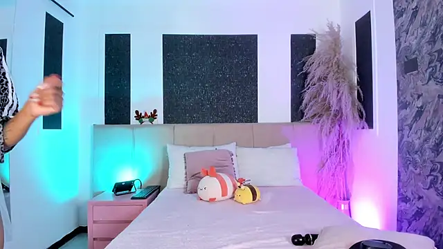 Alaia Manson online show from 3, 12, 2025