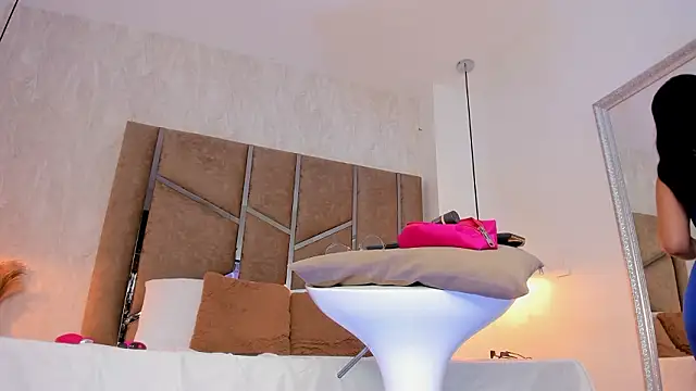 Martinaa Jones  online show from 22, 2, 2026