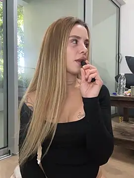 EmiliaCatalina online show from 27, 11, 2025