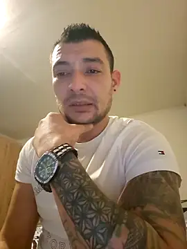 Snapshot of Zoltanioan26 chatting on 17, 12, 2025 Zoltanioan26 online show from 17, 12, 2025