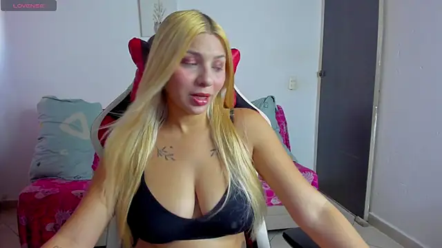 Snapshot of lana-rosse chatting on 8, 7, 2026 lana-rosse online show from 8, 7, 2026