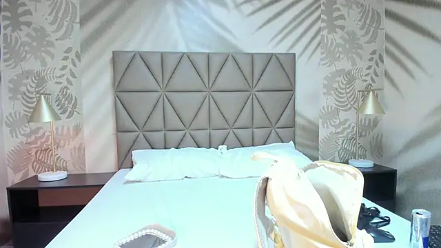 Snapshot of AnneDixie chatting on 7, 6, 2026 AnneDixie online show from 7, 6, 2026