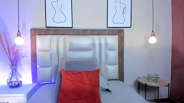 Snapshot of Emilywatsonn chatting on 8, 6, 2026 Emilywatsonn online show from 8, 6, 2026