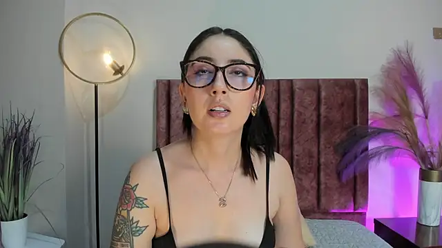 Snapshot of Emilywatsonn chatting on 13, 6, 2026 Emilywatsonn online show from 13, 6, 2026