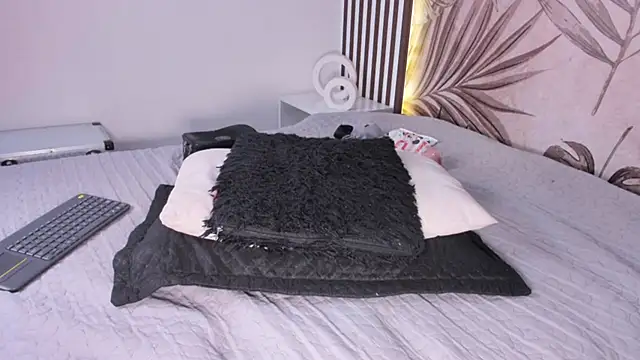 Samaantha-White online show from 6, 2, 2025