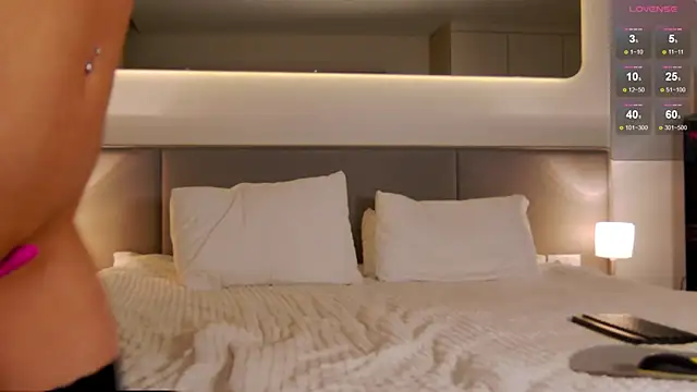 WOW-PeaCH-Girl online show from 10, 9, 2025