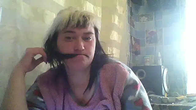 Snapshot of HollyLaBerry chatting on 11, 5, 2026 HollyLaBerry online show from 11, 5, 2026