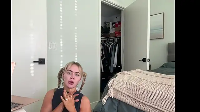 Snapshot of ElenaErickson chatting on 23, 7, 2026 ElenaErickson online show from 23, 7, 2026