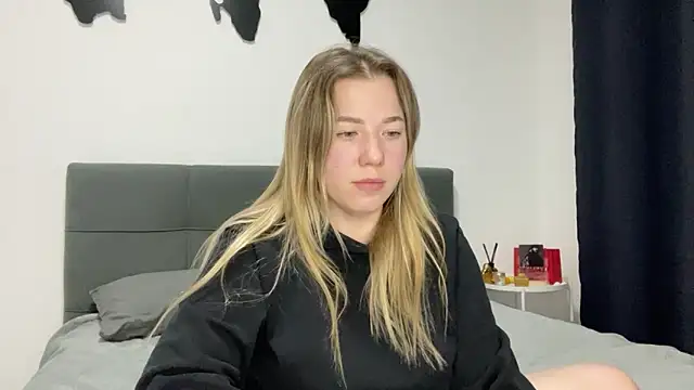 Embersweetbunny online show from 3, 2, 2025