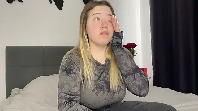 Embersweetbunny online show from 9, 2, 2025