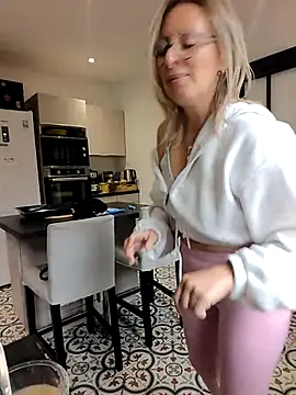 Jade Emeraud online show from 15, 12, 2025