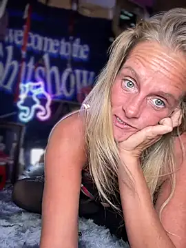 Snapshot of vixendoll87 chatting on 23, 12, 2024 vixendoll87 online show from 23, 12, 2024