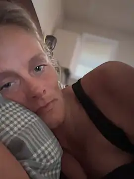 Snapshot of vixendoll87 chatting on 17, 2, 2025 vixendoll87 online show from 17, 2, 2025