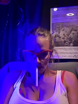 Snapshot of vixendoll87 chatting on 1, 3, 2025 vixendoll87 online show from 1, 3, 2025