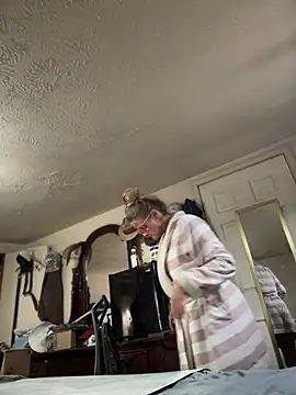 Snapshot of vixendoll87 chatting on 2, 3, 2025 vixendoll87 online show from 2, 3, 2025