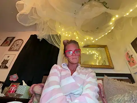 Snapshot of vixendoll87 chatting on 3, 3, 2025 vixendoll87 online show from 3, 3, 2025