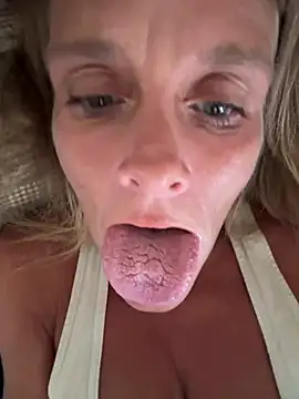 Snapshot of vixendoll87 chatting on 8, 3, 2025 vixendoll87 online show from 8, 3, 2025