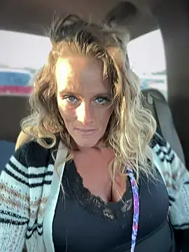 Snapshot of vixendoll87 chatting on 8, 3, 2025 vixendoll87 online show from 8, 3, 2025