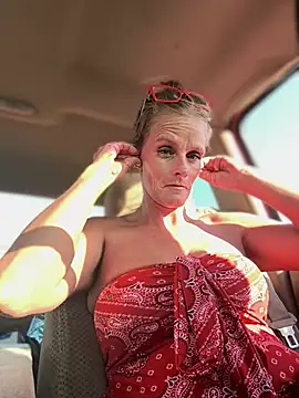 Snapshot of vixendoll87 chatting on 12, 3, 2025 vixendoll87 online show from 12, 3, 2025