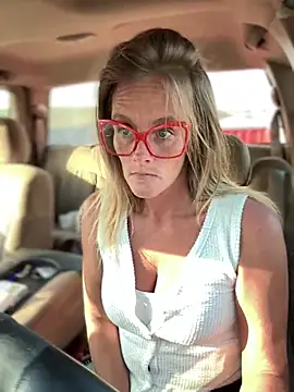 Snapshot of vixendoll87 chatting on 13, 3, 2025 vixendoll87 online show from 13, 3, 2025