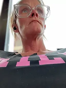 Snapshot of vixendoll87 chatting on 19, 3, 2025 vixendoll87 online show from 19, 3, 2025