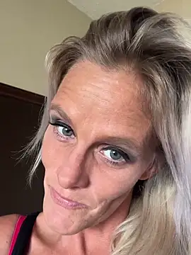 Snapshot of vixendoll87 chatting on 15, 9, 2025 vixendoll87 online show from 15, 9, 2025