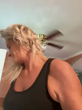 Snapshot of vixendoll87 chatting on 1, 10, 2025 vixendoll87 online show from 1, 10, 2025