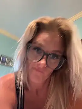 Snapshot of vixendoll87 chatting on 11, 10, 2025 vixendoll87 online show from 11, 10, 2025