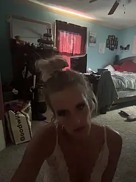 Snapshot of vixendoll87 chatting on 12, 11, 2025 vixendoll87 online show from 12, 11, 2025