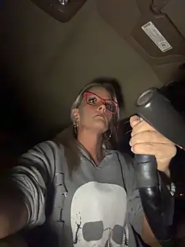 Snapshot of vixendoll87 chatting on 16, 11, 2025 vixendoll87 online show from 16, 11, 2025