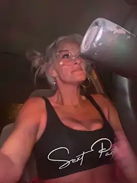 Snapshot of vixendoll87 chatting on 26, 11, 2025 vixendoll87 online show from 26, 11, 2025