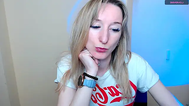 Snapshot of AmandaSell chatting on 11, 5, 2026 AmandaSell online show from 11, 5, 2026