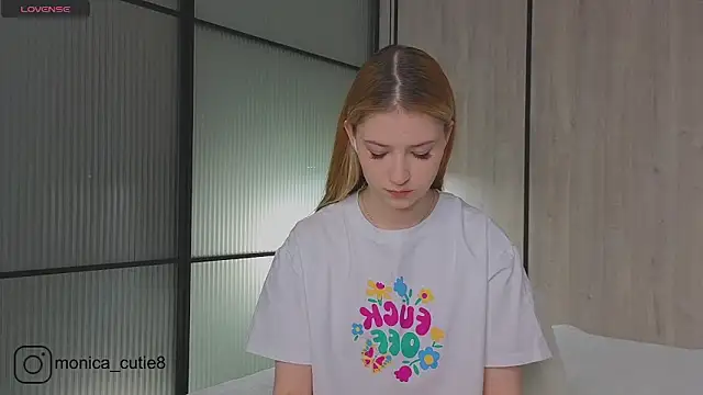 Monikacutie online show from 24, 2, 2025