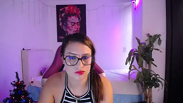 esmeraldaa230 online show from 4, 12, 2025