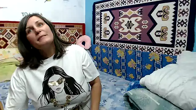 Snapshot of AdelineBlueEyes chatting on 4, 10, 2025 AdelineBlueEyes online show from 4, 10, 2025