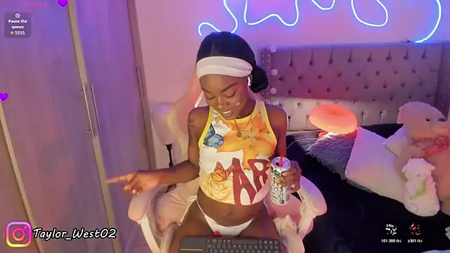 Snapshot of Miss_westt_ chatting on 24, 4, 2026 Miss westt online show from 24, 4, 2026