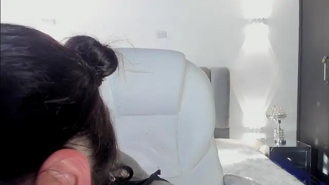 AnnyThompson  online show from 12, 2, 2026