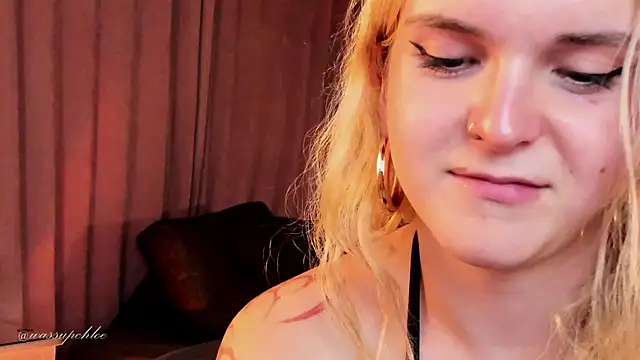 misschloe   online show from 18, 12, 2024