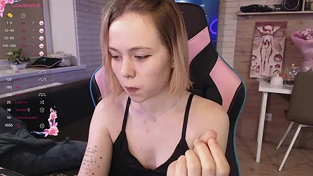 Snapshot of lucy_mirror chatting on 30, 10, 2025 lucy mirror online show from 30, 10, 2025