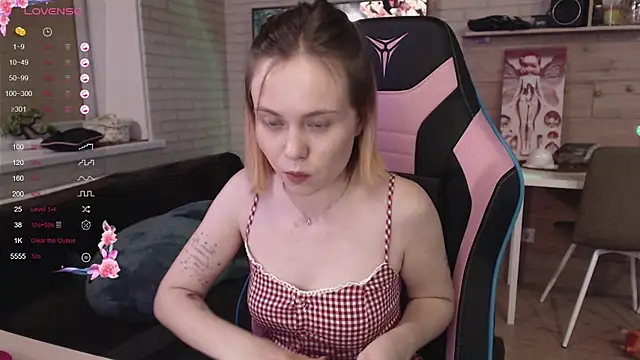 Snapshot of lucy_mirror chatting on 6, 11, 2025 lucy mirror online show from 6, 11, 2025