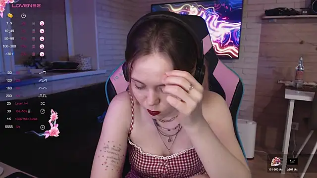 Snapshot of lucy_mirror chatting on 1, 12, 2025 lucy mirror online show from 1, 12, 2025