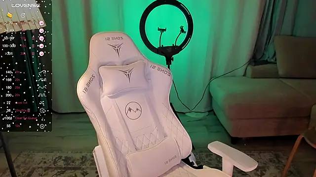 Snapshot of falcon_baby chatting on 4, 10, 2025 falcon baby online show from 4, 10, 2025