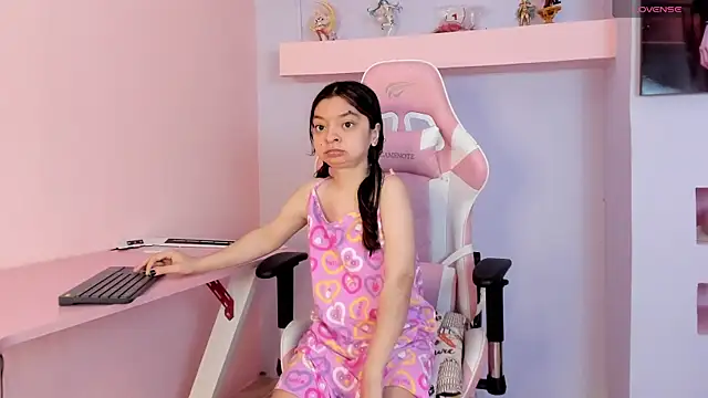 Snapshot of CharlotteMuller chatting on 23, 10, 2025 CharlotteMuller online show from 23, 10, 2025